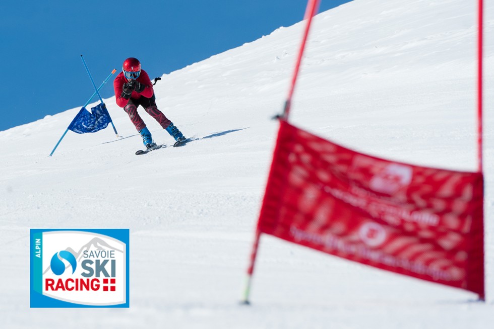 Un skieur en compétition