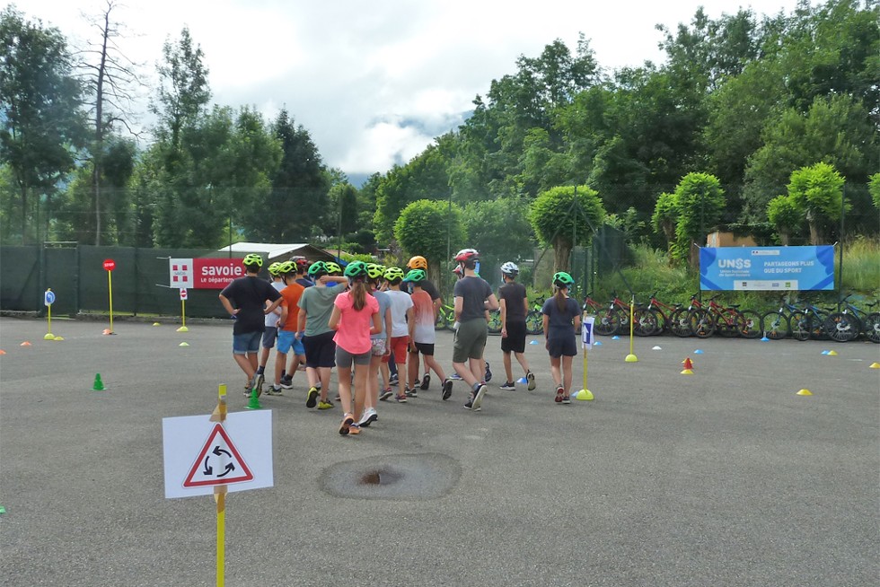 Des collégiens participant à un atelier vélo