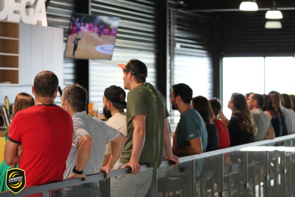 Les agents et leur famille regardant la retransmission