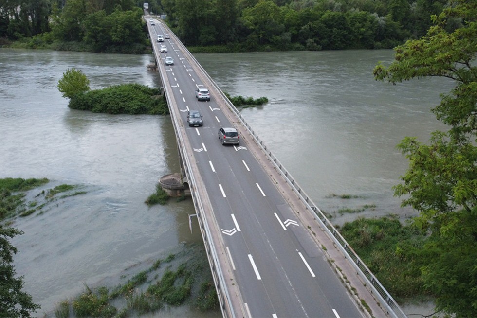 Vue aérienne du pont avec la voie