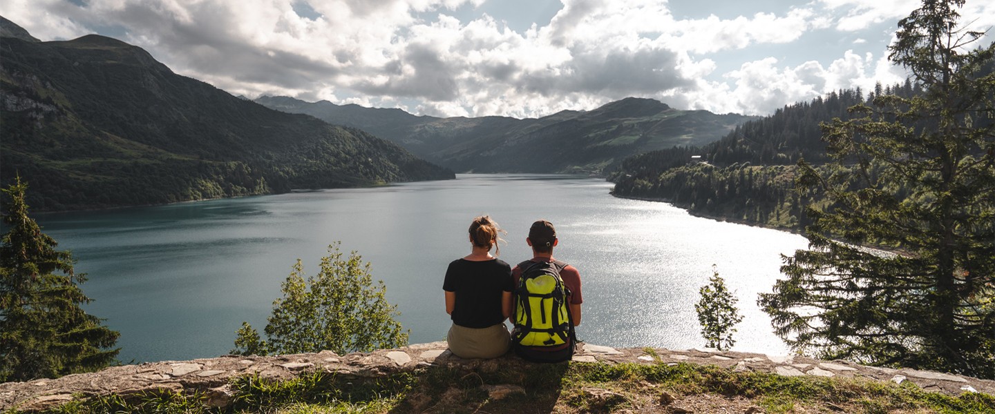 Deux randonneurs assis contemplent le paysage