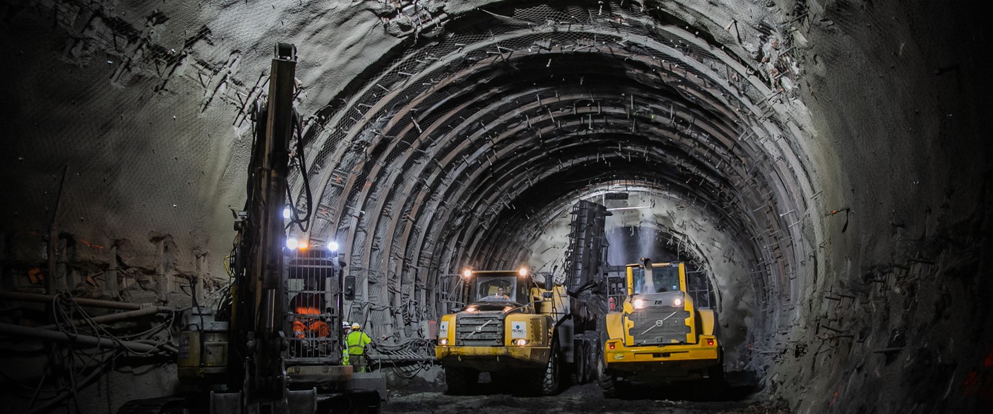 Des véhicules de chantier dans le tunnel