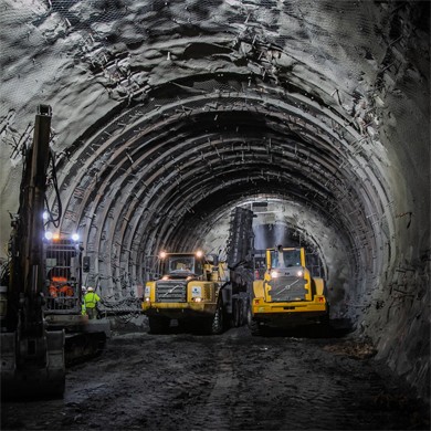 Des véhicules de chantier dans le tunnel