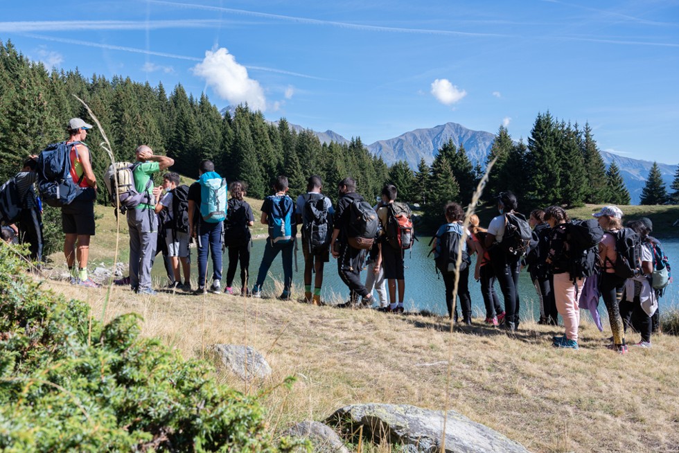 Les collégiens en ballade avec leur encadrant