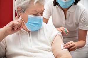 Une personne âgée se fait vacciner