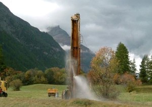 L'image montre un forage de recherche en eau à Bessans