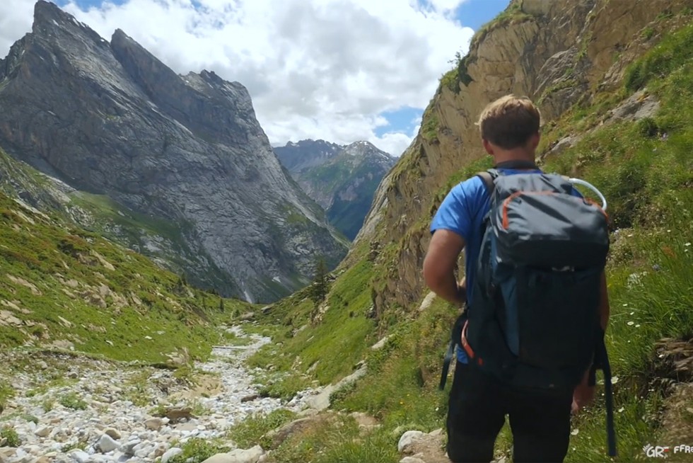 Un randonneur sur le GR55