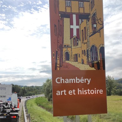 Un panneau sur la route