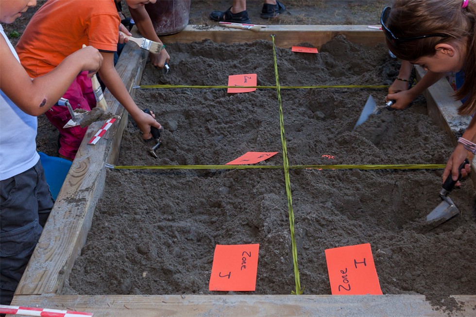 Des enfants lors d'un atelier archéologie