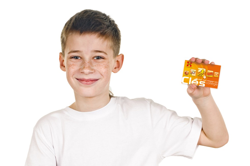 Un enfant avec la carte clé collège