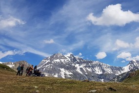 Des personnes en situation de handicap en montagne