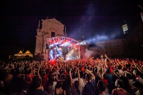 Une vue de la cour lors d'un concert