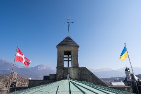 Les drapeaux ukrainien et savoyard sur le toit du château