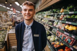 Un jeune travaillant dans un magasin