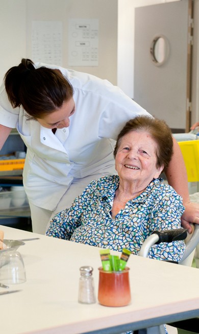 Une personne âgée avec une assistante