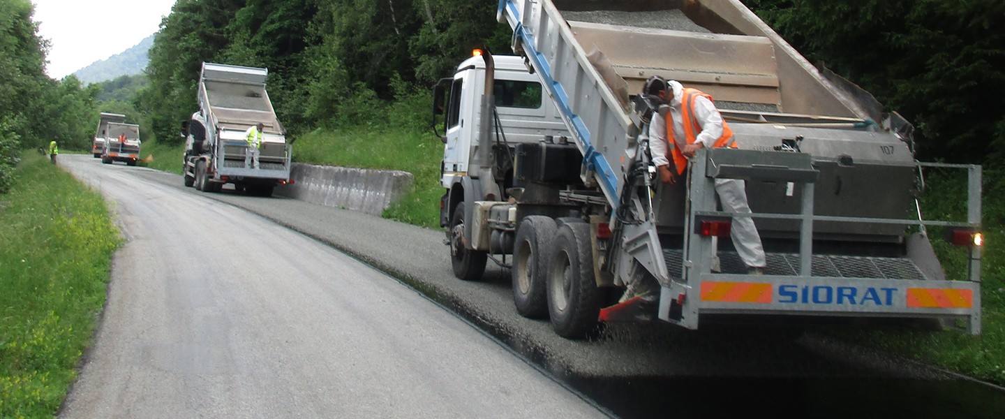 Gravillonnage d'une route