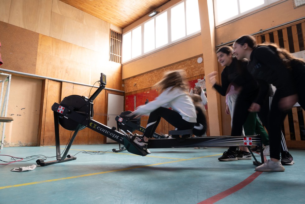 Des collégiens s'entraine sur un ergomètre
