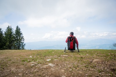 Un parapentiste handi se concentre