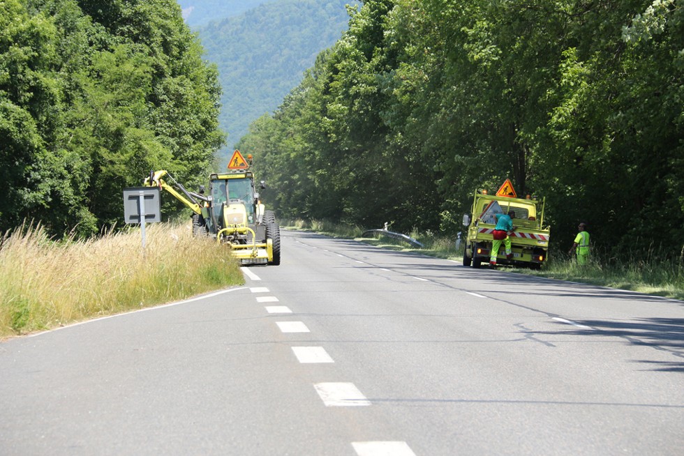 Des agents en train de faucher