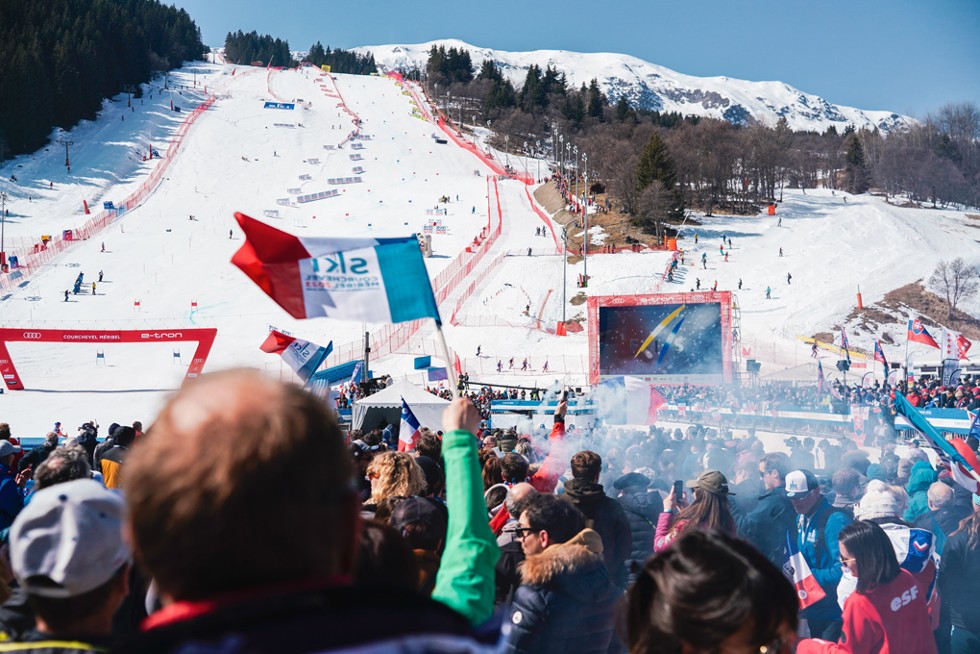 Des spectateurs assistent à une course