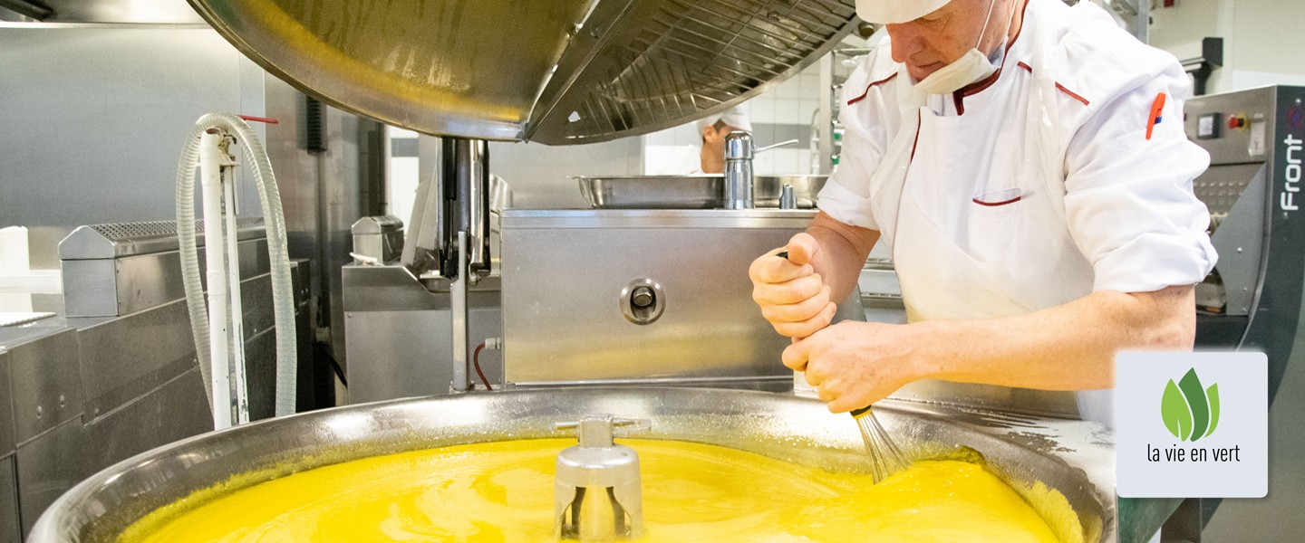 Un cuisinier dans l'atelier culinaire