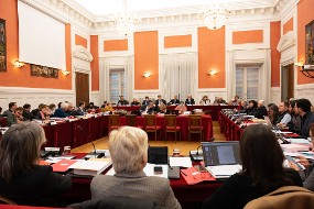 L'assemblée départementale dans la salle des délibérations