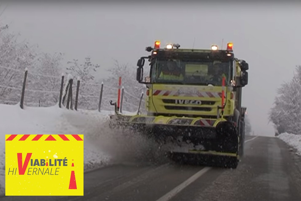 Un camion de déneigement