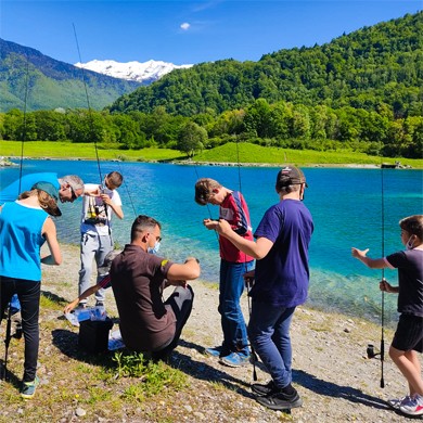 Des pêcheurs au bord du lac