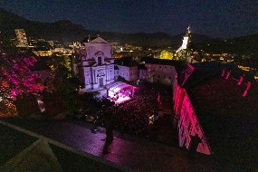 La cour du château un soir des Estivales