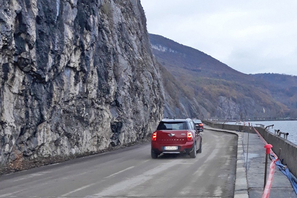 Des voitures sur la route