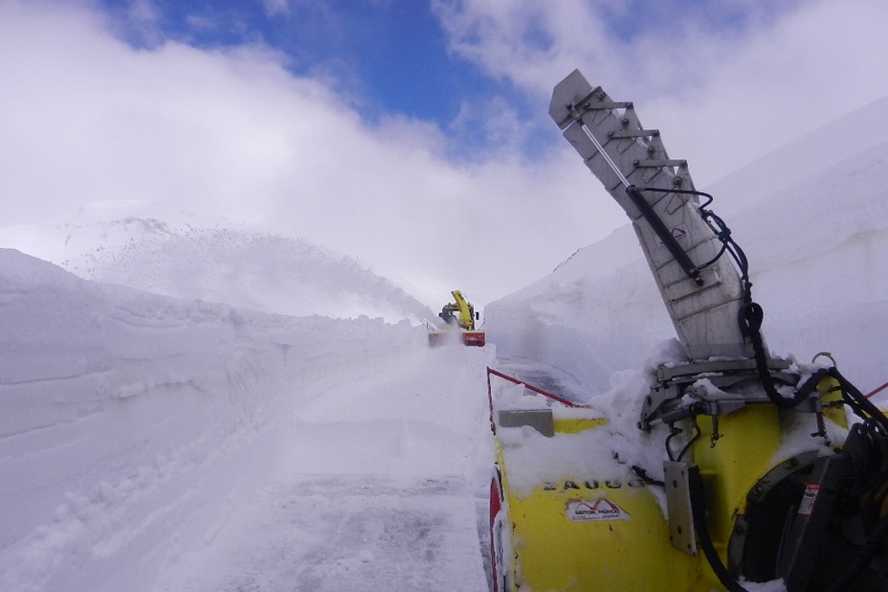 Un col en cours de déneigement