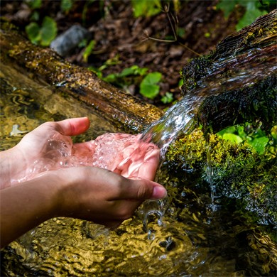 De l'eau coule dans des mains