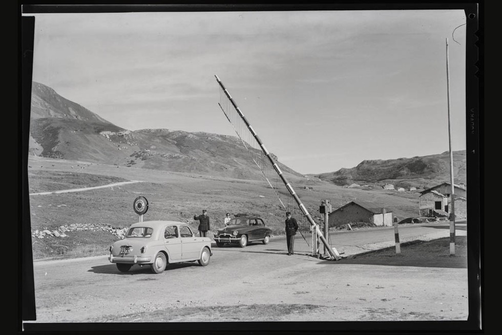 Légende photo : "La douane française au Mont Cenis, 1954."  Crédit : Musée Savoisien, Solenne PAUL