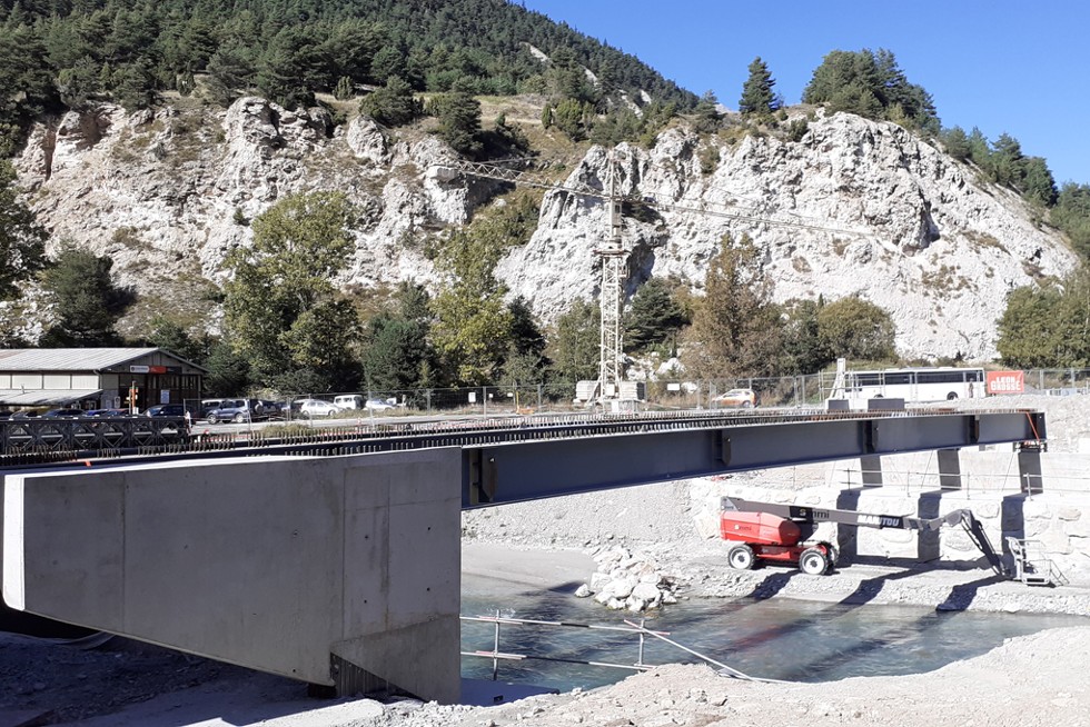 Les poutres du pont en place