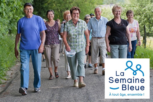 Des personnes âgées marchant