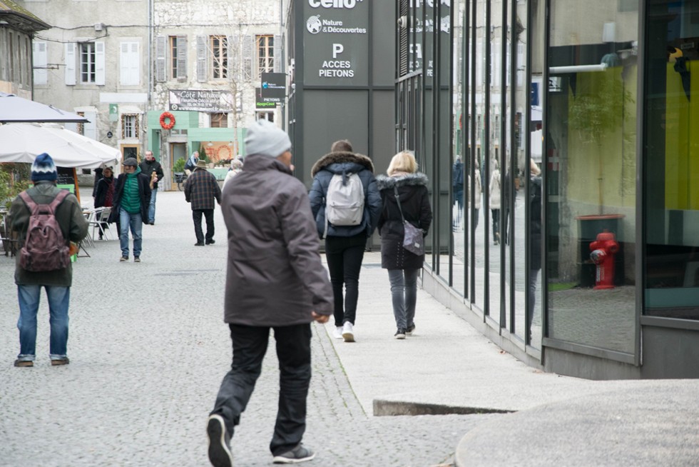 Des passants dans une rue