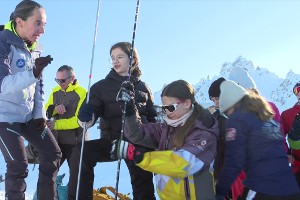 Des jeunes apprennent la recherche en avalanche