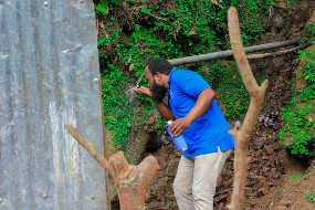 Un Haïtien buvant de l'eau