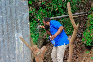 Un Haïtien buvant de l'eau