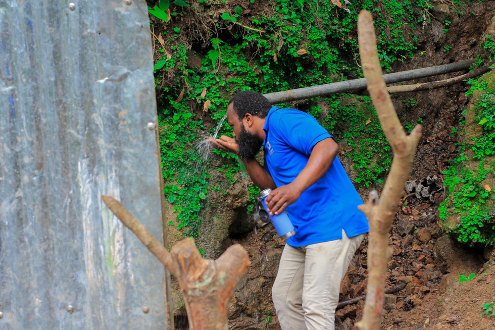 Un Haïtien buvant de l'eau