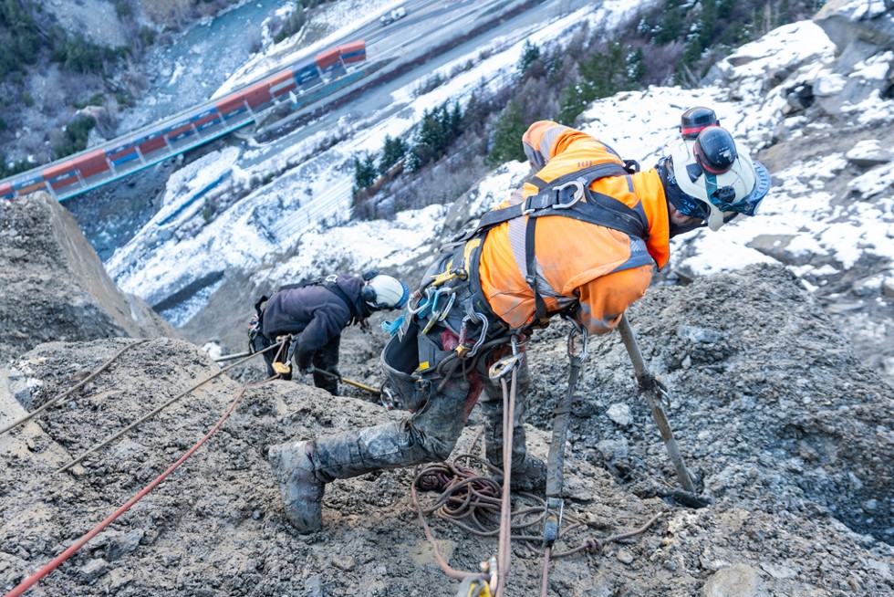 Des agents purgent en falaise