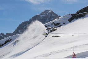 Un col en cours de déneigement