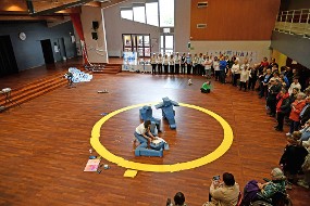 Vue de l'ensemble de l'exposition avec des participants