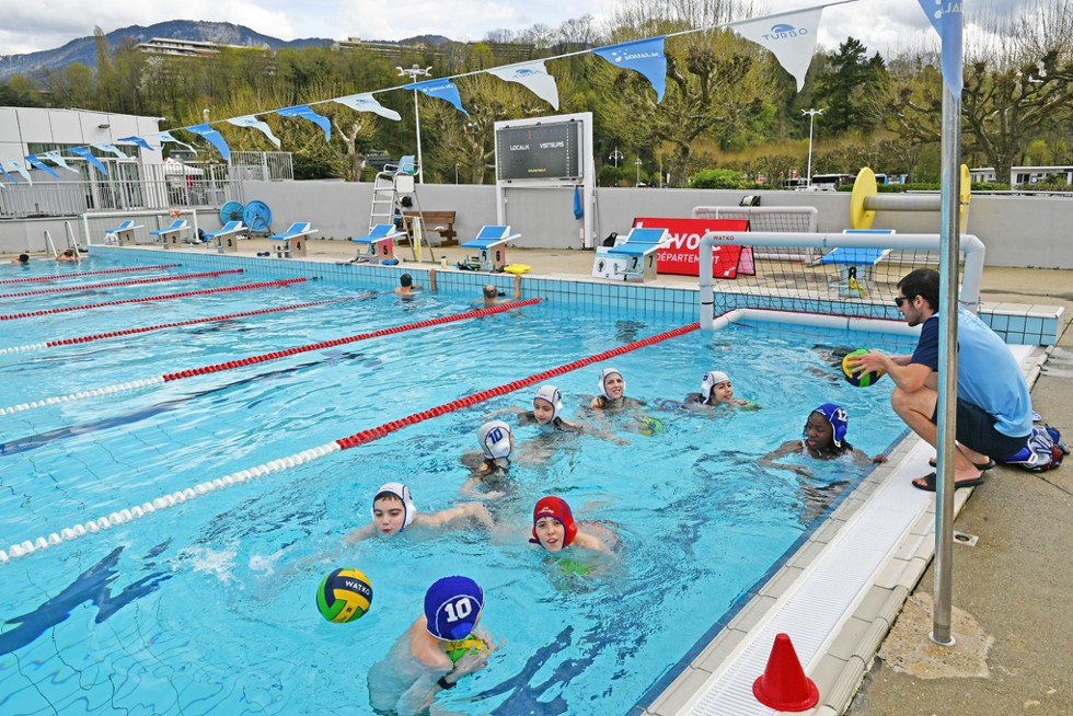 Des jeunes s'initient au water polo