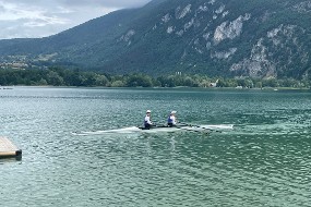 Des rameurs sur l'eau