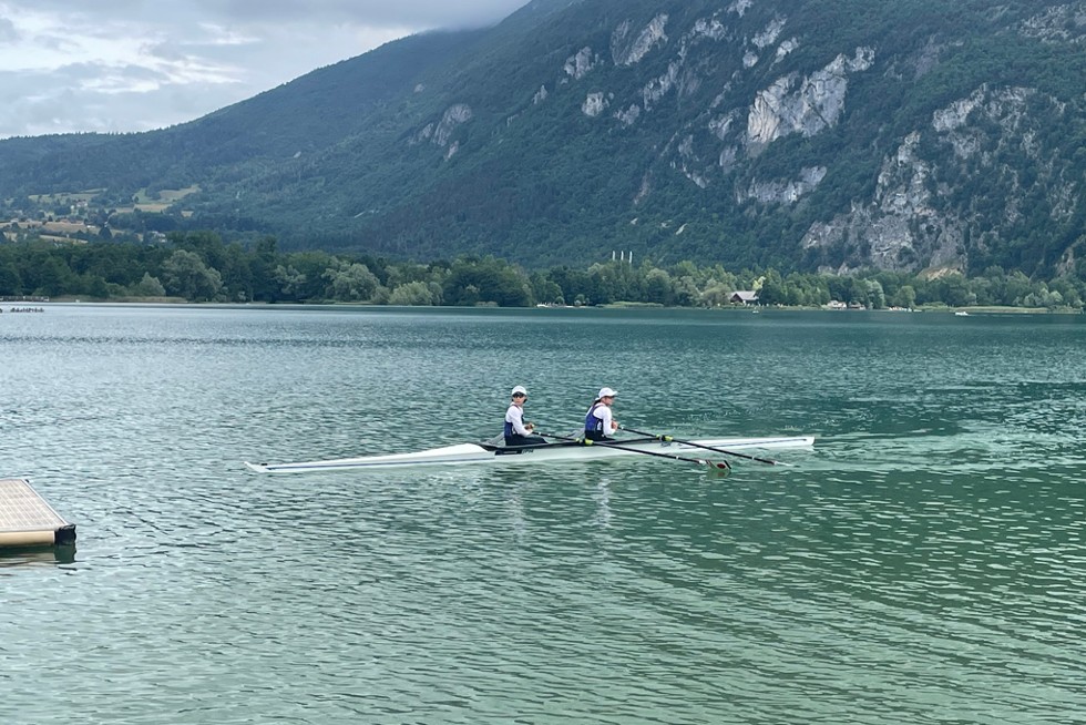 Des rameurs sur l'eau