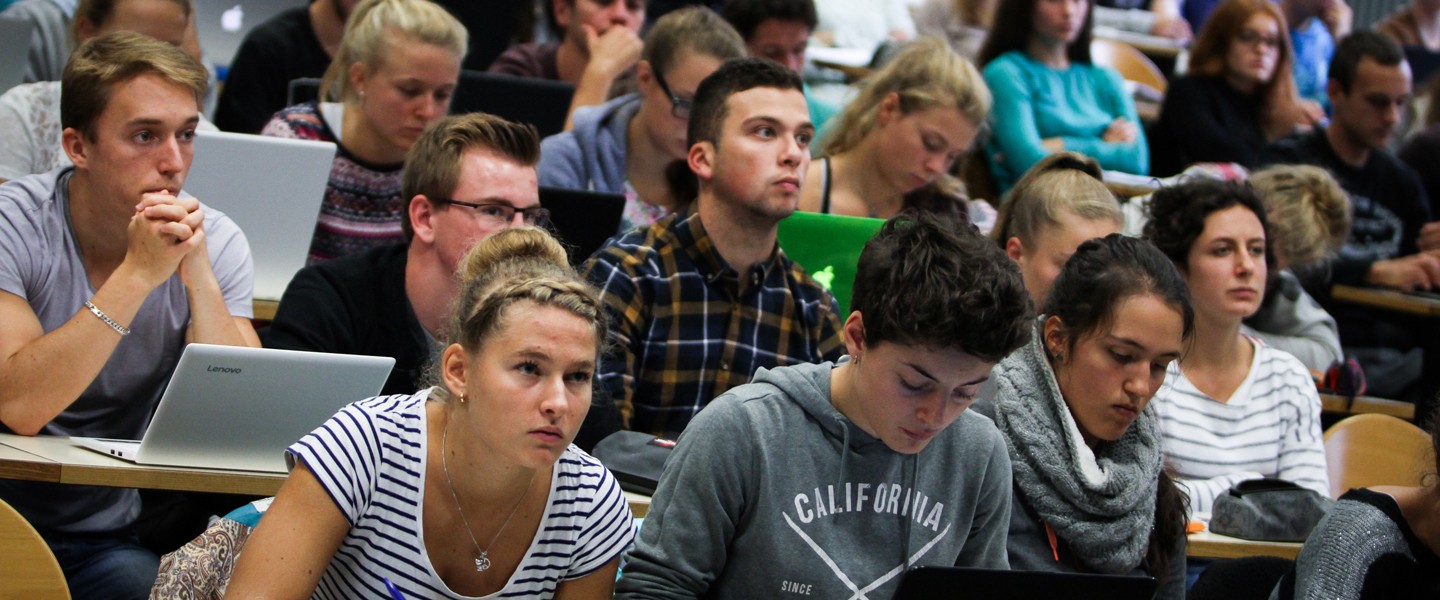 Des étudiants en amphi