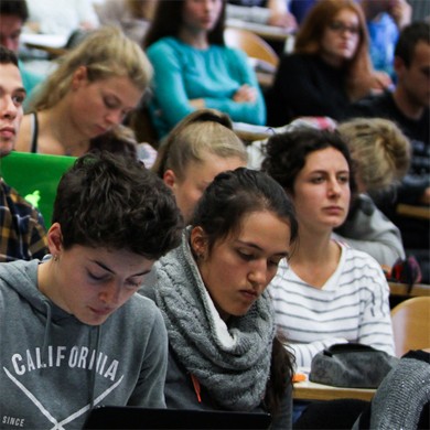 Des étudiants en amphi