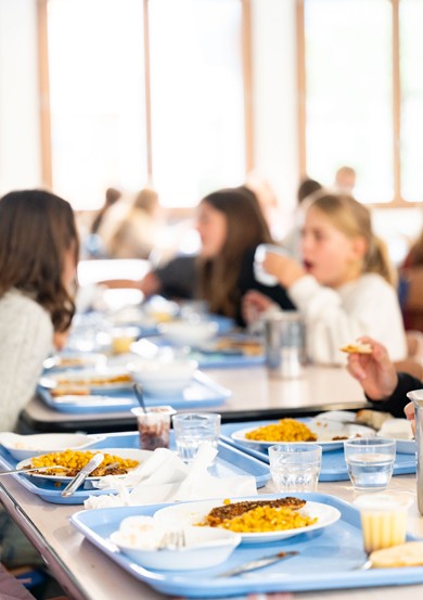 Des collégiens à la cantine