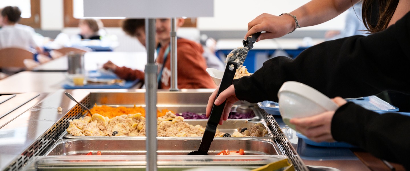 Des collégiens à la cantine